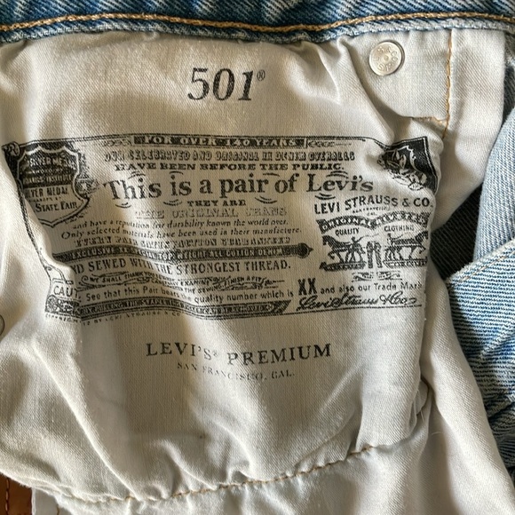 Levi’s 501 Light Wash Denim Shorts Like New Button Closure Distressed Size 32 - Picture 5 of 7
